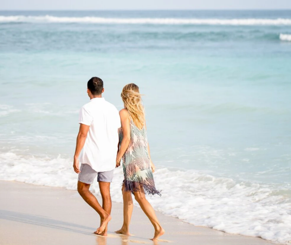 couple-walking-beach
