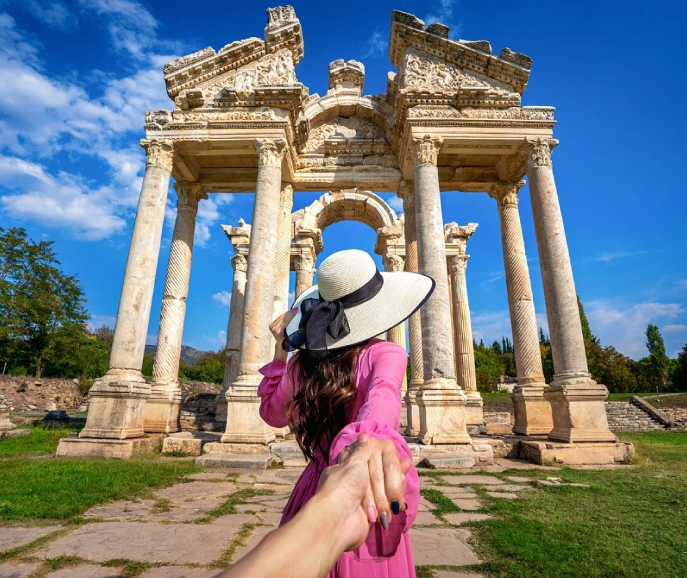 women-tourists-holding-man-s-hand